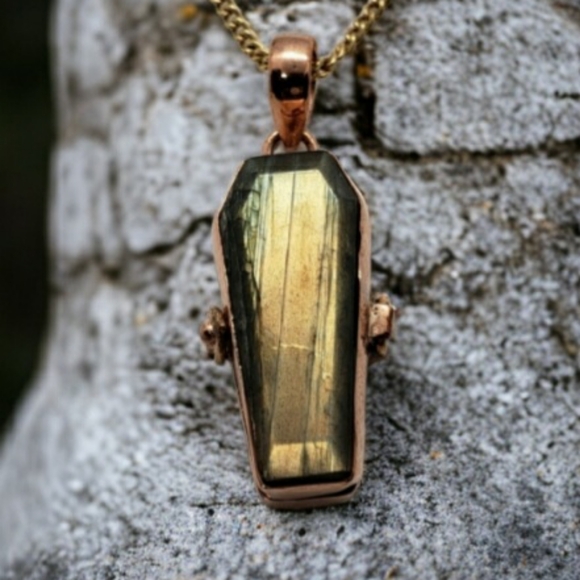 Labradorite Coffin Box pendant Necklace - Picture 4 of 16